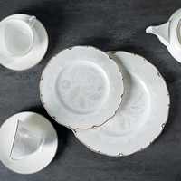 Service de table en porcelaine fine en gros, blanc crème beige, assiettes à dîner à motifs floraux avec bord doré pour mariage, hôtel, fête