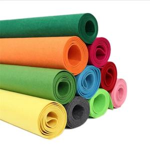 Tissu de feutre de poinçon d'aiguille de polyester d'usine par la cour ou le mètre avec l'emballage de rouleau <span class=keywords><strong>1mm</strong></span> 2mm 3mm 4mm 5mm pour le choix - Product Image 1