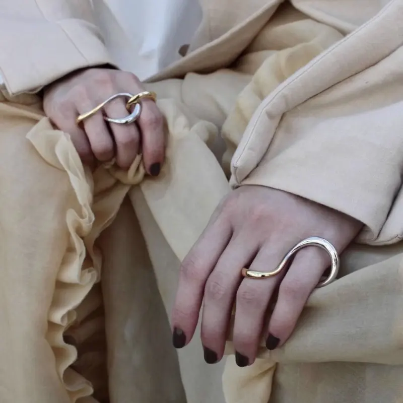 Großhandel Nischen-Design Metall-Stil Mobius-Ring Form Mutter und Kind Ring Damenmode vielseitiges Band