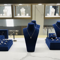 Ensemble d'accessoires de présentation de bijoux en velours bleu foncé haut de gamme, présentoirs et plateaux de luxe pour la vente et l'exposition de bijoux fins