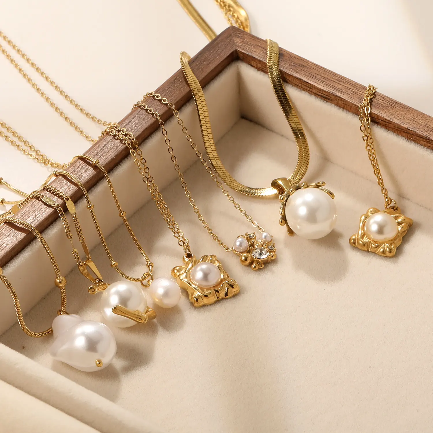 Cadeau de bijoux de mode personnalisable de haute qualité Collier en acier inoxydable plaqué or 18 carats avec pendentifs en perles pour femmes