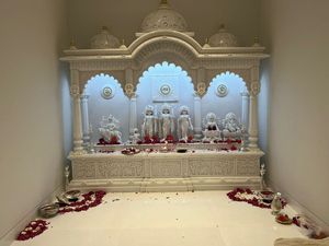 Temple domestique de luxe en bois de teck finition marbre blanc de grande taille, Ram Darbar Mandir, bois de teck de qualité supérieure, aspect marbre, Mandir domestique en Géorgie - Product Image 4