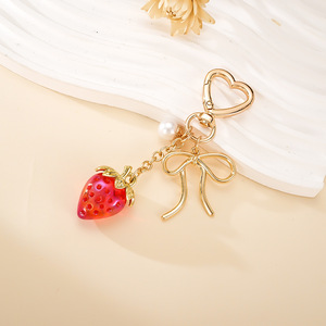 Mini porte-clés en résine 3D en forme de fraise, orné de perles et d'un nœud, couleurs violet, rose, rouge, accessoire de mode mignon pour sacs de filles et pendentif de clés - Product Image 6