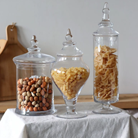 Grand bocal de rangement européen en verre à pointe avec couvercle transparent Modèle de table à dessert de mariage moderne pour la décoration de salle de cuisine