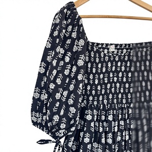 Robe longue en coton smocké à fleurs, col en V, style bohème, tenue d'été pour femme, robe noire imprimée à la main, robe indienne pour soirée en jardin - Product Image 3