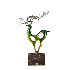 Escultura de Ciervo en Latón con Detalles en Cobre y Oro, Adorno Artístico Hecho a Mano, Decoración para Sala de Estar, Regalo - Product Image 3