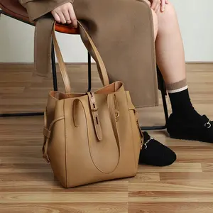 Bolso de mano grande de moda al por mayor, bolsos con logotipo en relieve personalizado, bolsos de mano de mujer, bolso de mano de piel sintética para mujer