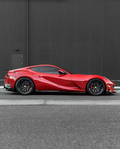 ชุดแต่งคาร์บอนไฟเบอร์สไตล์ 1016 สำหรับ Ferrari 812 สภาพใหม่ พร้อมลิ้นกันชนหน้าและดิฟฟิวเซอร์สปอยเลอร์ - Product Image 3