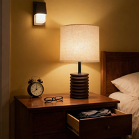 Lampe de table/bureau LED tactile rechargeable en caoutchouc et bois avec abat-jour en lin pour chambre, chevet, bureau et hôtel - Prix de gros