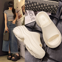 Sandales compensées à plateforme, un style amincissant et polyvalent pour les petites silhouettes.