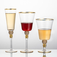 Verre à vin à long pied avec bordure ornée de strass étincelants « Diamant »