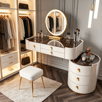 Table de toilette de luxe en bois massif et dalle de pierre, style moderne et minimaliste, avec rangement tendance Instagram
