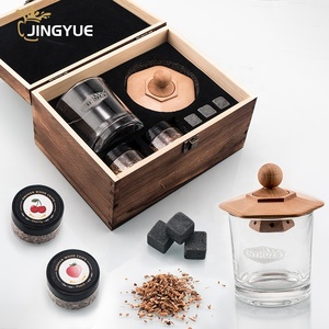 Bộ Dụng Cụ Hút Rượu Whiskey Cocktail Bộ Dụng Cụ Hút Rượu Cocktail Bourbon Logo Theo Yêu Cầu 2023 Với Dăm Gỗ Và Đá Whiskey Trong Hộp Gỗ - Product Image 1