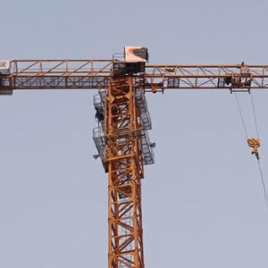 Grue à tour Zoomlion 6013qtz100 d'occasion en gros avec moteur et composants d'engrenage, capacité 6T, hauteur de levage 200M, à vendre - Product Image 1