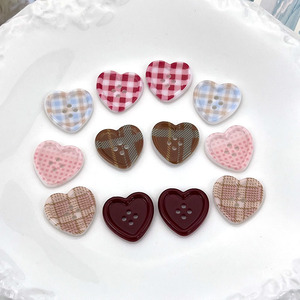 กระดุมอะคริลิกลายสก๊อตรูปหัวใจ 4 รู DIY อุปกรณ์ตกแต่งเครื่องประดับ เคสโทรศัพท์ หัวเข็มขัดรองเท้า เครื่องประดับผม แพทช์ติดเสื้อผ้า - Product Image 1