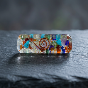Pièce d'art en mosaïque de cristal avec gemmes sculptées, fragments colorés et fil de cuivre, pierre de chakra Orgone - Product Image 2