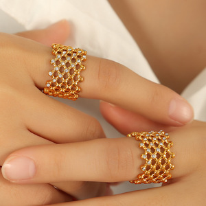 Ensemble de bagues ajourées en nid d'abeille de style européen et américain, en acier inoxydable plaqué or, bijoux de fête pour femmes, design géométrique - Product Image 4