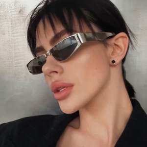 Lunettes de soleil rectangulaires rétro 2025 avec logo personnalisé, petite monture, protection UV400, style œil de chat en métal pour hommes et femmes - Product Image 2