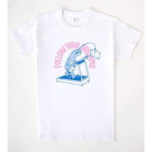 Camiseta Follow Your Dreams, camiseta gráfica blanca unisex - Product Image 1