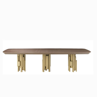 Table à manger de luxe légère avec base en métal, support artistique italien pour une esthétique de salle à manger haut de gamme