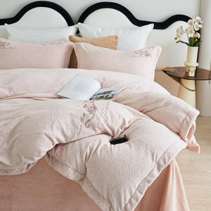 Parure de lit en polaire brodée Duoximeimiankang 203x229cm, motif floral épaissi, housse de couette, drap et taie d'oreiller pour usage domestique - Product Image 1