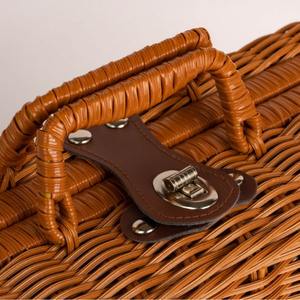 سلال نزهة صغيرة مستطيلة الشكل للأطفال مصنوعة من البلاستيك والراتان البني مع مقابض معدنية وقفل - Product Image 4