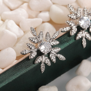 Orecchini a fiocco di neve per donna, gioielli alla moda per l'orecchio in stile invernale dolce - Product Image 4