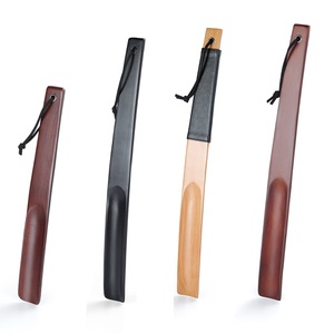 Calzadores de Madera LINDON con Mango Largo y Diseño de Gancho para Colgar, para un Fácil Almacenamiento y un Cómodo Calzado - Product Image 1