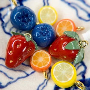 Soldes d'été : Charme pendentif en acier inoxydable, motif fruits (fraise, avocat, orange, citron), mignon, avec conservation de la couleur sous vide - Product Image 1