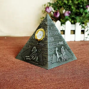 Figurine d'horloge en métal <span class=keywords><strong>de</strong></span> la pyramide <span class=keywords><strong>de</strong></span> Khufu - Artisanat <span class=keywords><strong>de</strong></span> la civilisation égyptienne antique avec horloge, décoration <span class=keywords><strong>de</strong></span> bureau et objet <span class=keywords><strong>de</strong></span> collection culturel - Product Image 1
