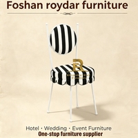 Chaises noires à structure métallique avec coussins d'assise interchangeables, empilables, pour mariages et événements