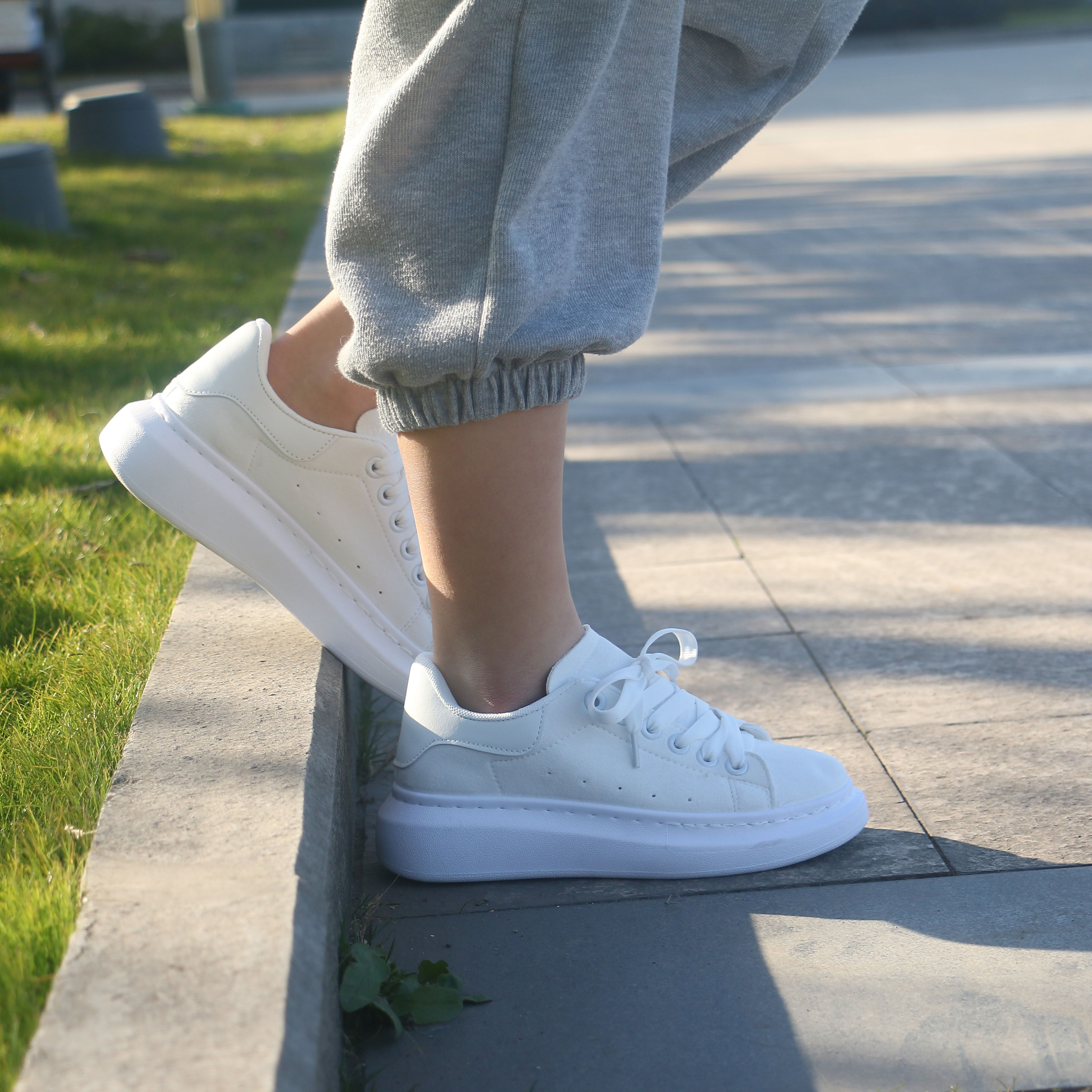 Модные и удобные белые женские дешевые кроссовки для занятий спортом