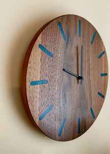 Reloj de Pared Creativo de Resina y Madera Diseñado para Ser un Elemento Decorativo con Función de Relojería y un Diseño Artístico Único - Product Image 3