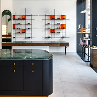 Magasin de vente au détail optique contemporain avec étagères ouvertes à niveaux et vitrines rondes éclairées