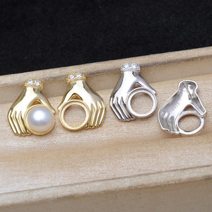 Pendientes con Forma de Mano Dorada con Cristales y Piedras de Imitación, Chapados en Oro de 22k, Joyería Moderna para Mujer para Uso Diario - Product Image 5