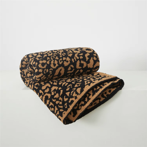 La manta decorativa de punto grueso de algodón esponjoso con estampado de leopardo es imprescindible para el invierno. - Product Image 6