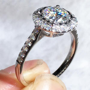 Anello di Fidanzamento F1362 in Oro Rosa con Diamante Naturale Taglio Brillante Rotondo, Design Halo, Colore D - Product Image 2