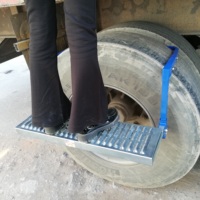 Échelle à roulettes en fer OEM en gros, portable, réglable en hauteur, pliable, avec pneus pour l'entretien des SUV et camions