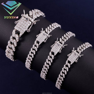 ฮิปฮอป ยูนิเซ็กซ์ เพชรโมอิสซาไนต์ VVS พร้อมใบรับรอง GRA เงินแท้ 925 ชุบทอง 18K ทรงกลมเจียระไนแบบบริลเลียนท์ ตัวเรือนแบบกรงเล็บ  สร้อยคิวบันแบบแถวเดียว - Product Image 2