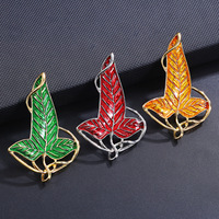 Badge en émail Feuille Verte : Symbole de Chance et de Mystère – Idéal pour les tenues de Noël et les jeux de rôle.