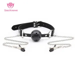 SacKnove Sex Toy Cadena de metal Clip de pecho SM Cinturón de cuero Bondage Gear Plástico Transpirable Boca abierta Bola Mordaza con abrazaderas para pezones