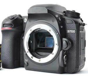 Cámara Réflex Digital Profesional HFT <span class=keywords><strong>D7500</strong></span> de 20.9MP (Solo Cuerpo) con Tarjeta SD, Video Full HD, Pantalla de 3 Pulgadas, Venta al Por Mayor - Product Image 1