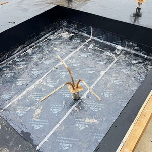 Membrane d'asphalte modifiée polymère auto-adhésive moderne Membrane de <span class=keywords><strong>bitume</strong></span> pour le couloir de construction souterrain de toit sans torche - Product Image 1