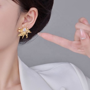 ต่างหูแบบติดหูทรงเรขาคณิตสไตล์ฝรั่งเศสย้อนยุค ประดับด้วยทองแดงและเพทาย ดีไซน์เก๋ไก๋ทันสมัย ชุบทองคำแท้ เงินแท้ S925 ให้ลุคผู้หญิงมีเสน่ห์ - Product Image 4