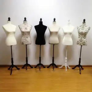 Vestido de maniquí femenino hecho de espuma cubierto con varios maniquíes de tela