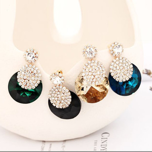 Boucles d'oreilles pendantes en cristal de mode coréenne avec strass, nouveaux designs transfrontaliers, vente en gros auprès des fabricants pour femmes - Product Image 1