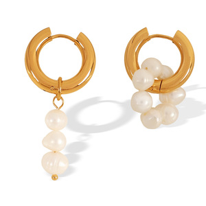 Pendientes de Perlas Huggie, Perlas de Agua Dulce Doradas, Diseño Asimétrico, Uso Diario - Product Image 5