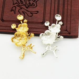 Pendentif en forme de branche de fleur de prunier en cuivre de style antique, 49x28mm, pour la fabrication de colliers, accessoires de bijoux plaqués or et argent - Product Image 1