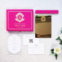 Boîte d'invitation de luxe en velours rouge foncé avec texte gravé en acrylique miroir doré et pompon pour les vœux de mariage