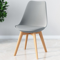 Chaise en plastique au design moderne et épuré, avec coque en plastique et structure en bois, idéale pour mariages et événements